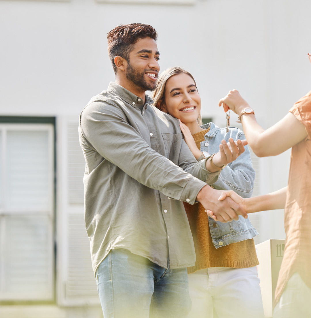 house-key-realtor-woman-and-handshake-with-couple-2026-01-09-10-03-09-utc-(1)